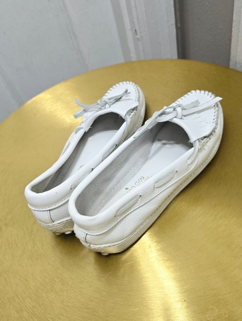 Minnetonka Women's Kilty White Leather Fringe Moccasins Pebble Sole Size 8 - Picture 3 of 8